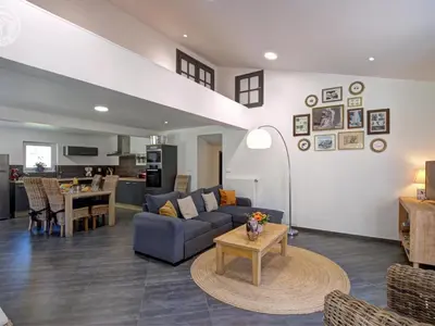 Cuisine ou kitchenette dans l'établissement Gîte spacieux et moderne avec terrasse au cœur de la nature - FR-1-496-363