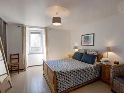 Un ou plusieurs lits dans un hébergement de l'établissement Gîte spacieux et moderne avec terrasse au cœur de la nature - FR-1-496-363
