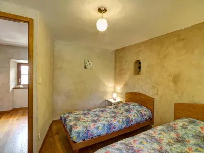 Un ou plusieurs lits dans un hébergement de l'établissement Maison de charme avec terrasse et jardin, enfants et animaux acceptés - FR-1-496-361