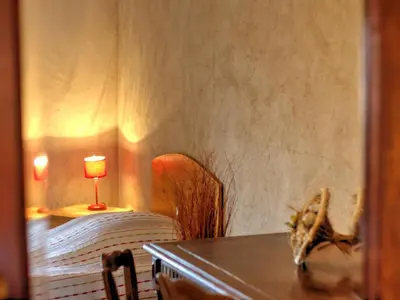 Coin salon dans l'établissement Maison de charme avec terrasse et jardin, enfants et animaux acceptés - FR-1-496-361