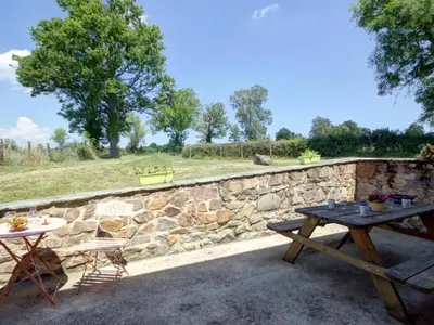 Balcon ou terrasse dans l'établissement Maison de charme avec terrasse et jardin, enfants et animaux acceptés - FR-1-496-361