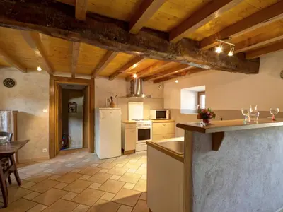 Cuisine ou kitchenette dans l'établissement Maison de charme avec terrasse et jardin, enfants et animaux acceptés - FR-1-496-361