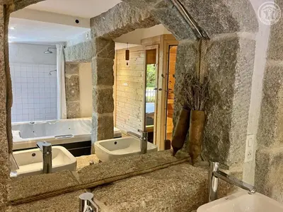 Coin salon dans l'établissement Domaine de Campagne : Grands Gîtes avec Piscine, Spa, Animaux Bienvenus - FR-1-496-364