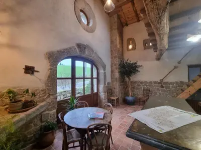 Coin salon dans l'établissement Domaine de Campagne : Grands Gîtes avec Piscine, Spa, Animaux Bienvenus - FR-1-496-364