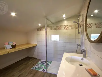 Salle de bains dans l'établissement Gîte familial avec fibre, au calme des Monts du Lyonnais - FR-1-496-367