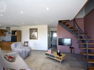Télévision ou salle de divertissement dans l'établissement Gîte familial avec fibre, au calme des Monts du Lyonnais - FR-1-496-367