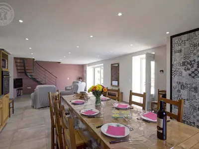Coin salon dans l'établissement Gîte familial avec fibre, au calme des Monts du Lyonnais - FR-1-496-367