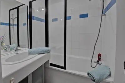 Salle de bains dans l'établissement Petit cocon à Charpennes
