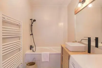 Salle de bains dans l'établissement Superbe 2 pièces terrasse à 400 m du métro
