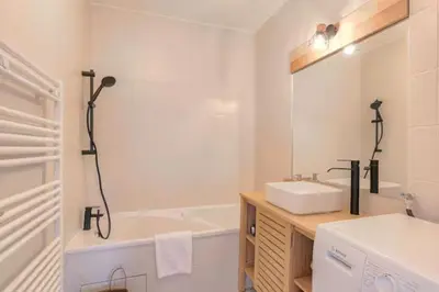 Salle de bains dans l'établissement Superbe 2 pièces terrasse à 400 m du métro