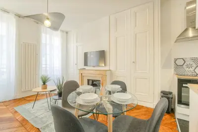 Cuisine ou kitchenette dans l'établissement Caractère et Charmant en Hypercentre
