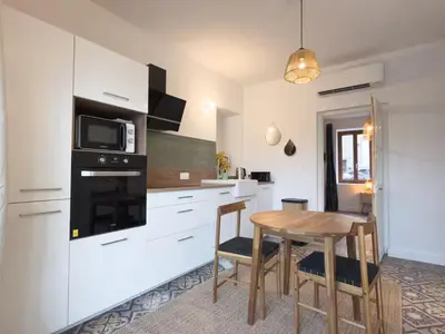 Cuisine ou kitchenette dans l'établissement Immeuble 3 Hébergements Entre Dombes et Saône