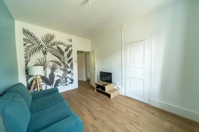 Télévision ou salle de divertissement dans l'établissement Immeuble 3 Hébergements Entre Dombes et Saône