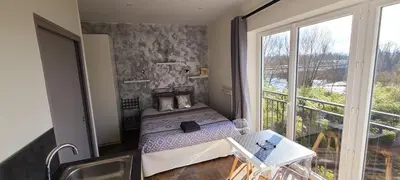 Un ou plusieurs lits dans un hébergement de l'établissement LE STARLIGHT Studio douillet vue panoramique rivière d'Ain