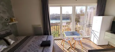 Balcon ou terrasse dans l'établissement LE STARLIGHT Studio douillet vue panoramique rivière d'Ain