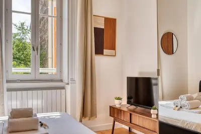 Télévision ou salle de divertissement dans l'établissement Le Dock Lodge - Studio - proche quai de Saone