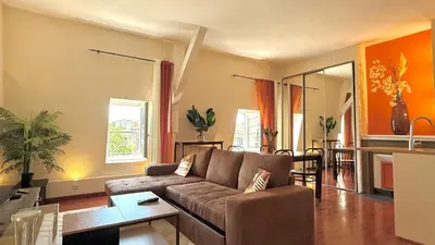 Coin salon dans l'établissement Duplex - Air-conditioned - City Center