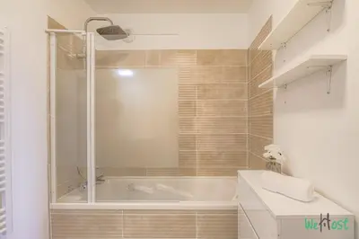 Salle de bains dans l'établissement Confort et tranquillité à Dardilly