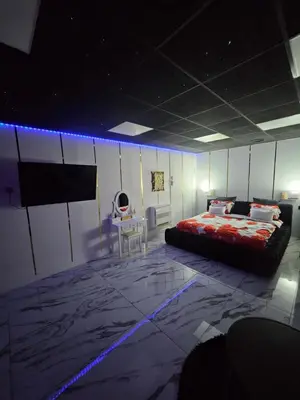 Un ou plusieurs lits dans un hébergement de l'établissement Love room cosy lyon