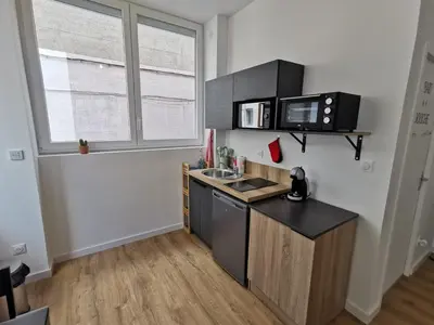 Cuisine ou kitchenette dans l'établissement Le Palissy studio neuf et lumineux