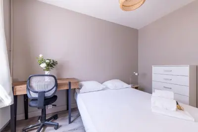 Un ou plusieurs lits dans un hébergement de l'établissement Le Jules, 3 chambres, parking à Vénissieux