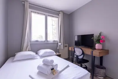 Un ou plusieurs lits dans un hébergement de l'établissement Le Jules, 3 chambres, parking à Vénissieux