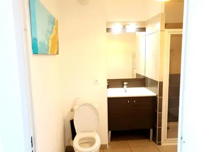 Salle de bains dans l'établissement Le Contemporain - Wifi - Proche centre ville