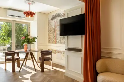 Télévision ou salle de divertissement dans l'établissement Hausman Suites - Appart Hotel