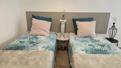 Un ou plusieurs lits dans un hébergement de l'établissement Studihôtel Le COSY