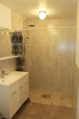Salle de bains dans l'établissement Studihôtel Le COSY