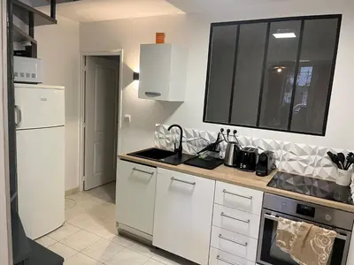 Cuisine ou kitchenette dans l'établissement Maison de ville à Villeurbanne