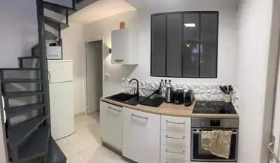 Cuisine ou kitchenette dans l'établissement Maison de ville à Villeurbanne