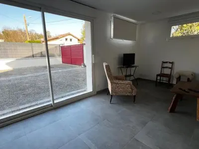 Télévision ou salle de divertissement dans l'établissement Chez Mamie à l'écurie !