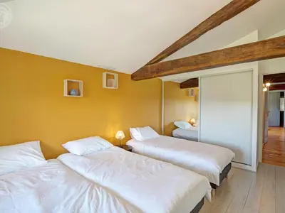 Un ou plusieurs lits dans un hébergement de l'établissement Gîte spacieux pour 12 avec jardin privé et spa à Chevrières - FR-1-496-354
