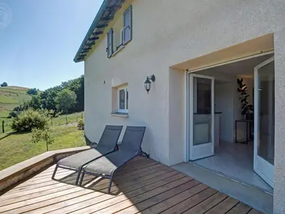 Balcon ou terrasse dans l'établissement Gîte spacieux pour 12 avec jardin privé et spa à Chevrières - FR-1-496-354