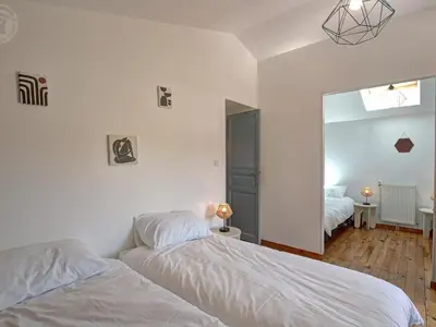Un ou plusieurs lits dans un hébergement de l'établissement Gîte spacieux pour 12 avec jardin privé et spa à Chevrières - FR-1-496-354