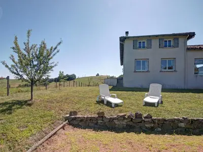 Jardin de l'établissement Gîte spacieux pour 12 avec jardin privé et spa à Chevrières - FR-1-496-354
