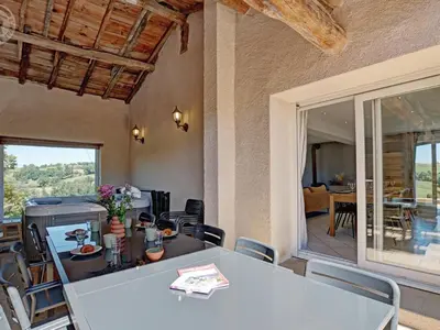 Coin salon dans l'établissement Gîte spacieux pour 12 avec jardin privé et spa à Chevrières - FR-1-496-354