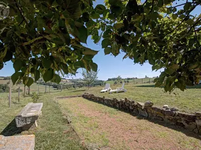 Jardin de l'établissement Gîte spacieux pour 12 avec jardin privé et spa à Chevrières - FR-1-496-354