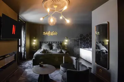 Télévision ou salle de divertissement dans l'établissement Suite Balneo Hammam Noire et Or