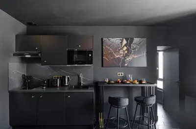 Cuisine ou kitchenette dans l'établissement Suite Balneo Hammam Noire et Or