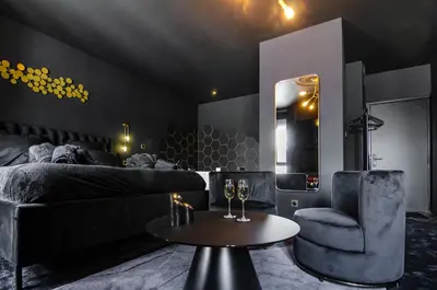 Coin salon dans l'établissement Suite Balneo Hammam Noire et Or