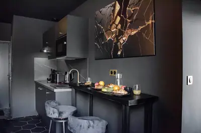 Cuisine ou kitchenette dans l'établissement Suite Balneo Hammam Noire et Or