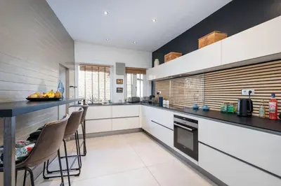 Cuisine ou kitchenette dans l'établissement Le Cerf - House with view and swimming pool