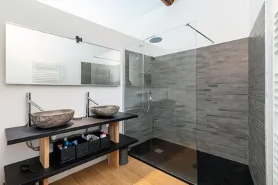 Salle de bains dans l'établissement Le Cerf - House with view and swimming pool