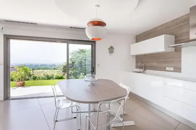 Cuisine ou kitchenette dans l'établissement Le Lavoir - Bright and comfortable single-storey family home