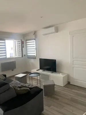 Télévision ou salle de divertissement dans l'établissement Maison, Parking privé, Climatisation !