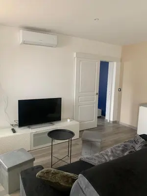 Télévision ou salle de divertissement dans l'établissement Maison, Parking privé, Climatisation !