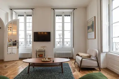 Télévision ou salle de divertissement dans l'établissement Luminous Apartment 2BR 4P - Bellecour Place Ampère