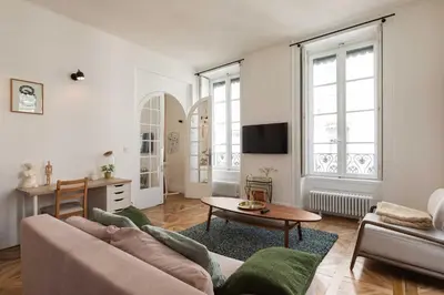 Télévision ou salle de divertissement dans l'établissement Luminous Apartment 2BR 4P - Bellecour Place Ampère